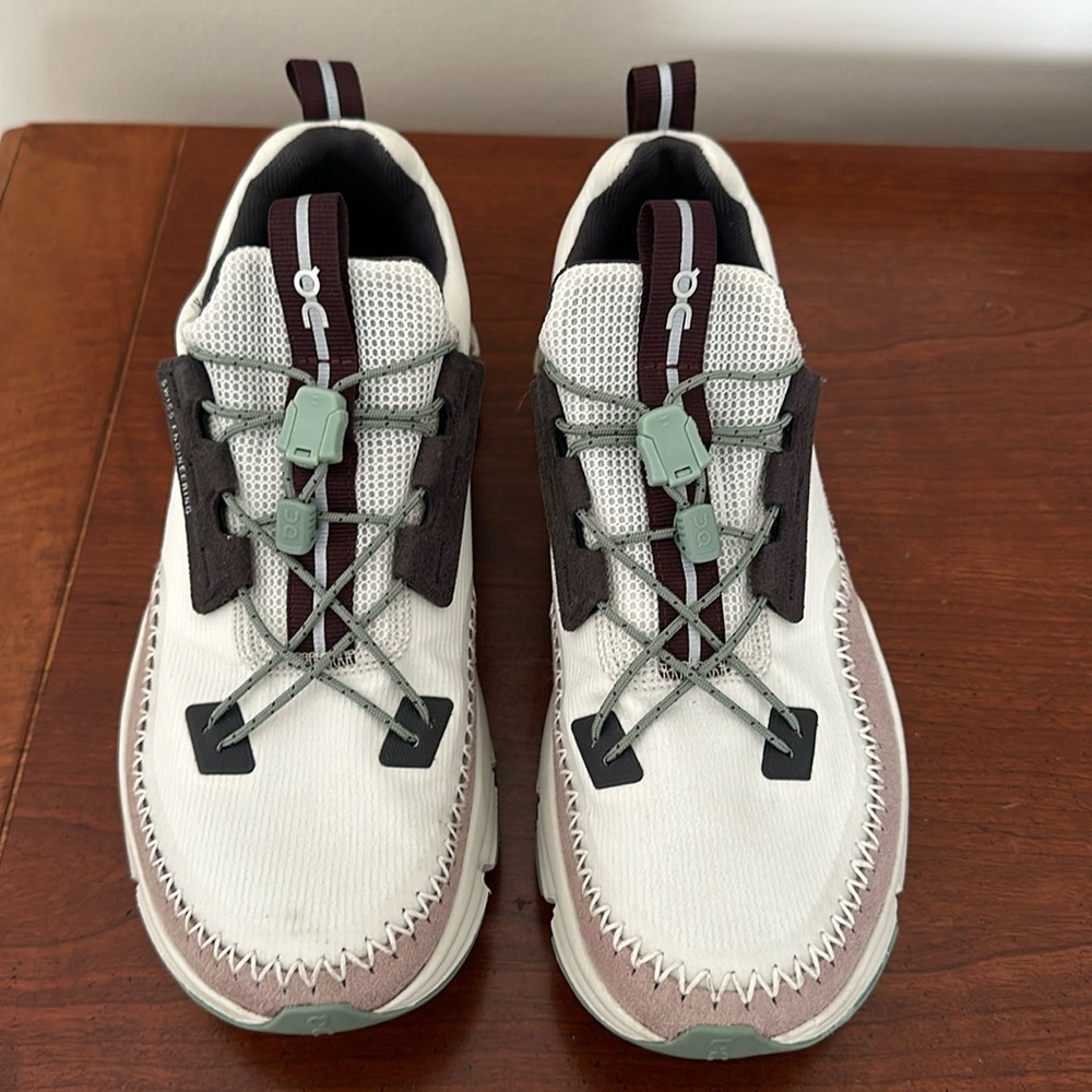 Women’s On Cloudsway Sneakers in Ice/Moss